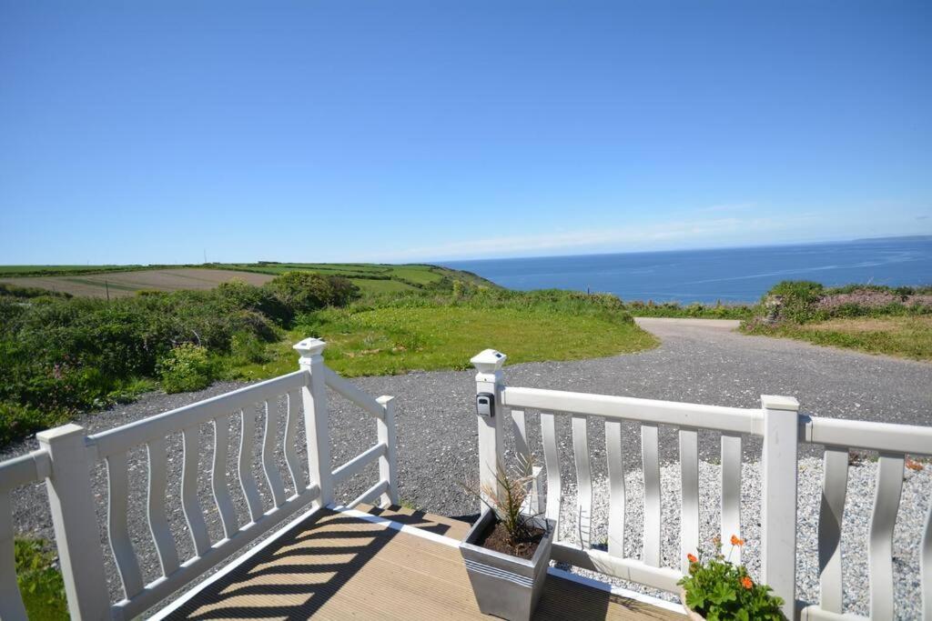 Bay View - Fantastic Views Of Whitsand Bay Torpoint Extérieur photo